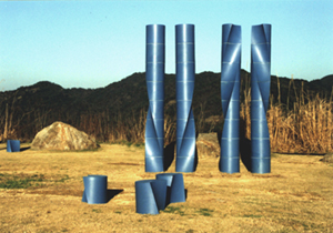 栄木正敏作品「彫刻「クライムブルー」（高さ26m）と陶イス」
