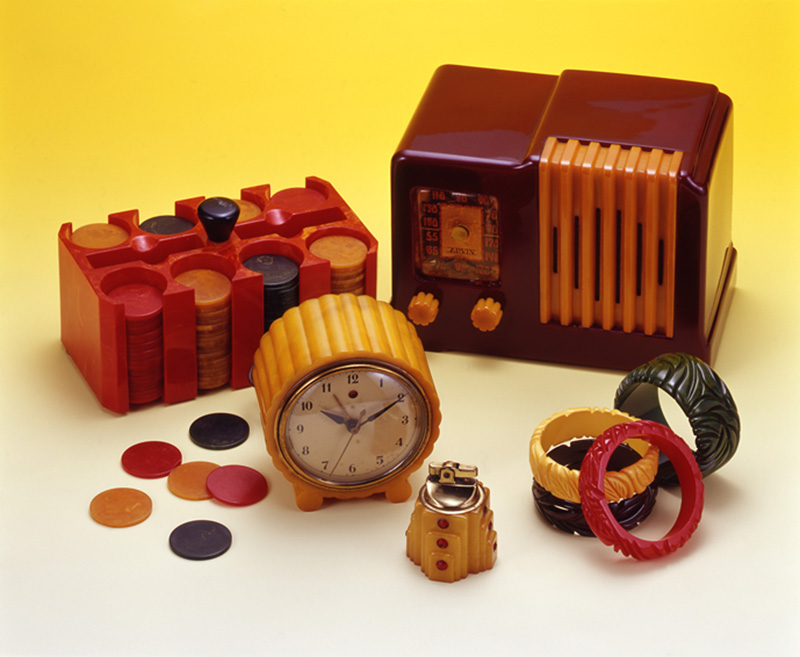 プラスチック製ラジオ、ポーカーチップ、時計、ブレスレット